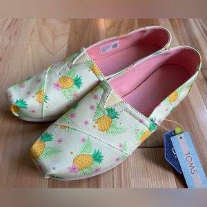 Brand new TOMS women’s pineapple shoes, size 10
